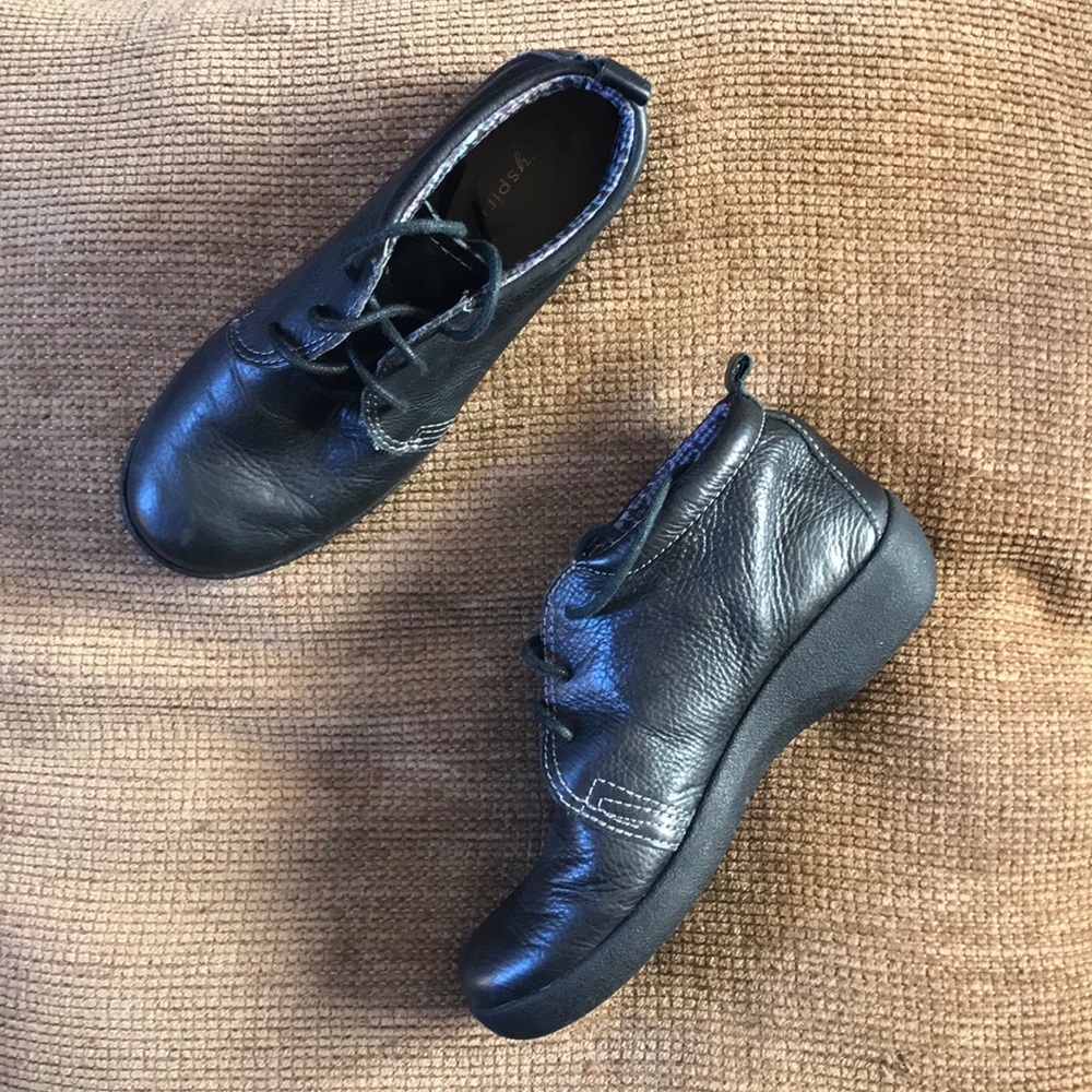 Easyspirit black Child’s leather shoes sized 5